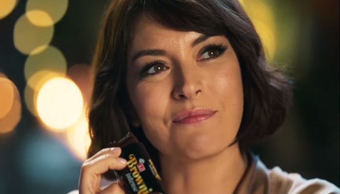 Tatlı krizine sokan Ezgi Mola�lı Eti Browni Intense reklamı